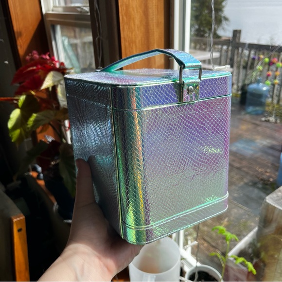 Blue and purple iridescent makeup / craft supplies case with mirror - Picture 3 of 5